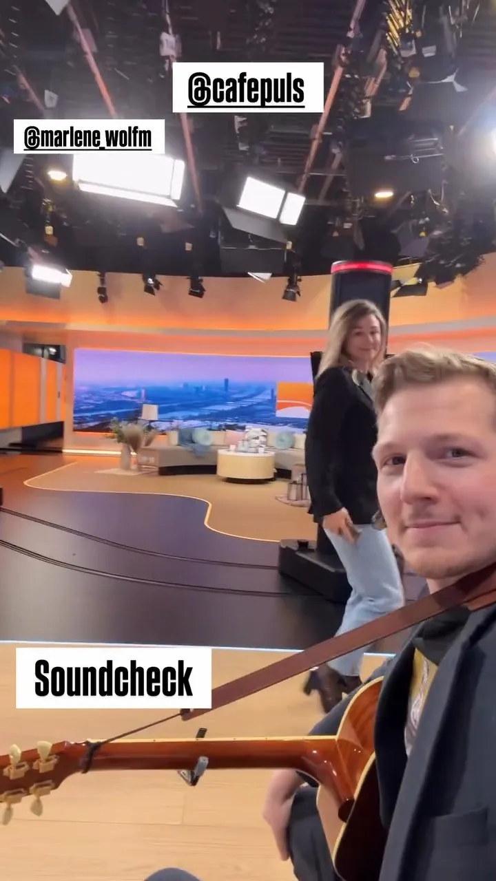 Was für ein langer, aber ereignisreicher Tag: Am 27.2. durfte ich bei @cafepuls mein neues Album „Acht Und Dreissig“ präsentieren. Unterstützt von @marlene_wolfm auf der Cajon/Percussion. Unplugged und live, stellvertretend mit dem Song „So wie du bist“. Übrigens genau jener Song, der eigentlich nur ein Demo ist. Weil ich ihn aber unbedingt drauf haben wollte, hat er nunmal seinen Weg als recht authentische, uneditierte Live-Version auf die Platte gefunden.

Ein Danke geht an dieser Stelle auch an alle weiteren Unterstützerinnen:
@carmen.usfs
@baumgartner.juergen
@jake_deee
@elisamohideen.pictures
Markus Manahl
@superlifepromo